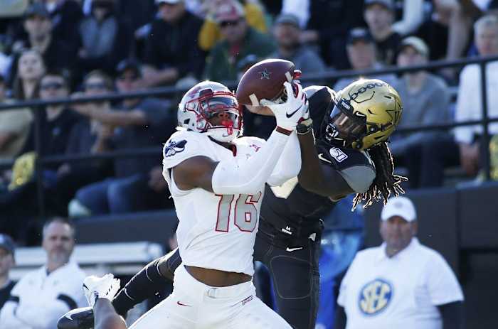 Javin White (16) of UNL